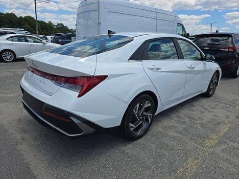 Used 2024 Hyundai Elantra SEL w/ Convenience Package FWD image 6