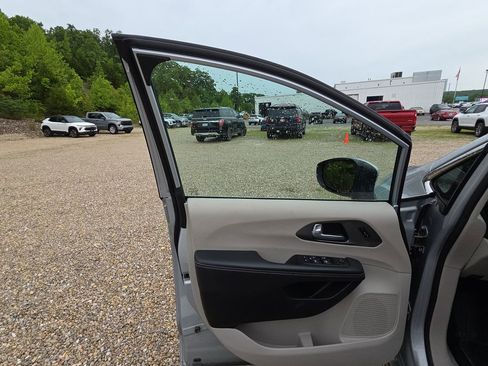 Used 2023 Chrysler Pacifica Touring-L FWD image 7