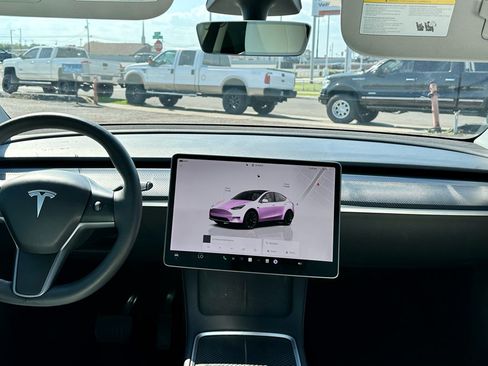 Used 2022 Tesla Model Y Long Range image 4