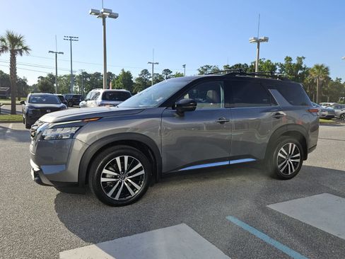 Used 2023 Nissan Pathfinder Platinum FWD image 2