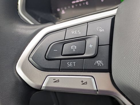 Used 2024 Volkswagen Tiguan SE AWD/4WD image 23