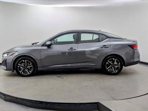 Used 2025 Nissan Sentra SV image 3