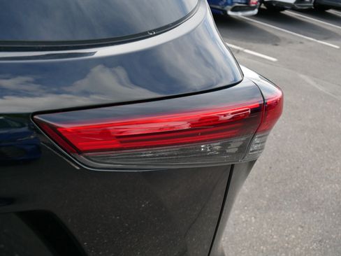 Used 2021 Toyota Highlander XLE AWD/4WD image 17