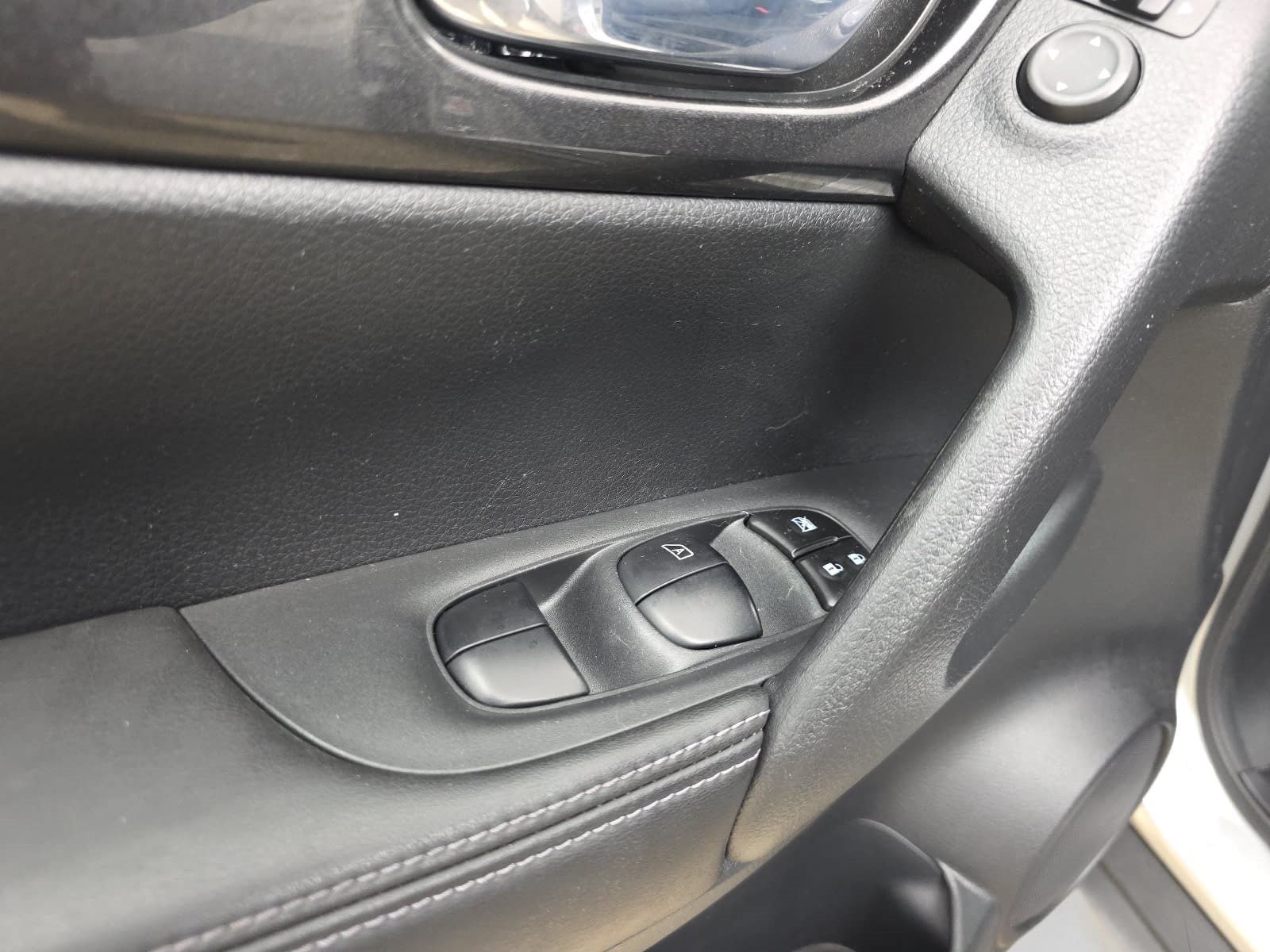 Used 2018 Nissan Rogue SV FWD image 24