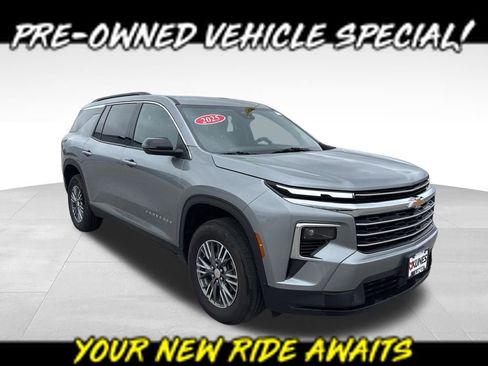 Used 2025 Chevrolet Traverse LT AWD/4WD image 1