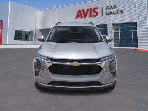 Used 2025 Chevrolet Trax LT w/ LT Convenience Package FWD image 2