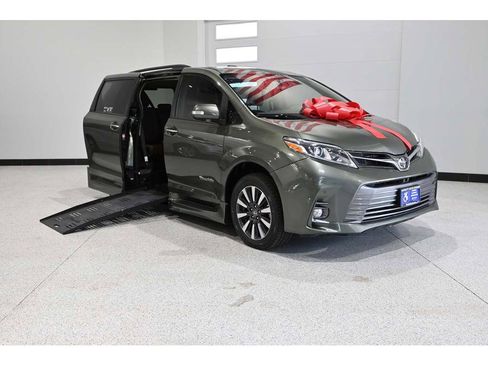 Used 2020 Toyota Sienna Limited Premium FWD image 2