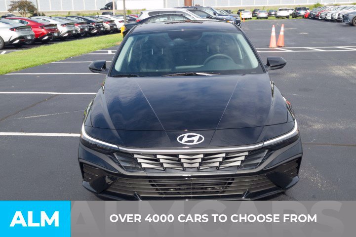 Used 2026 Hyundai Elantra SE FWD image 2