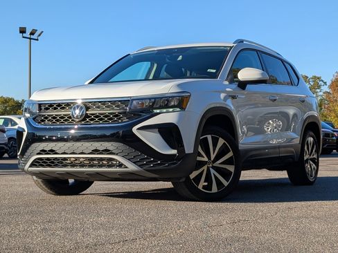 Used 2024 Volkswagen Taos SE image 4