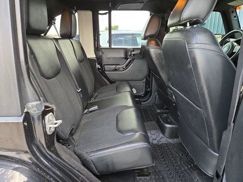 Used 2017 Jeep Wrangler Unlimited Sahara AWD/4WD image 27