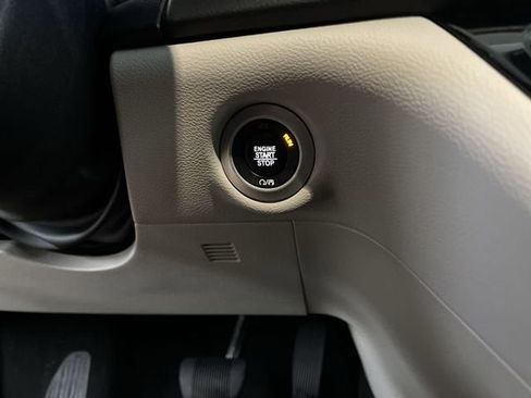 Used 2017 Chrysler Pacifica Touring-L w/ Tire & Wheel Group image 16