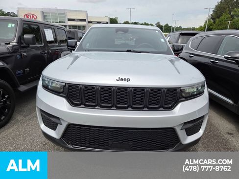 Used 2025 Jeep Grand Cherokee Altitude AWD/4WD image 17