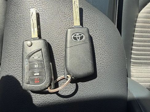 Used 2020 Toyota Camry SE FWD image 11