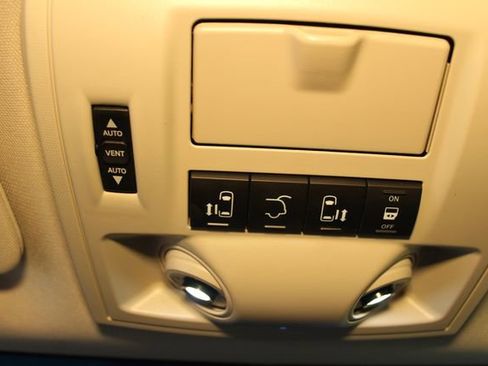 Used 2016 Chrysler Town & Country Touring w/ Driver Convenience Group image 30