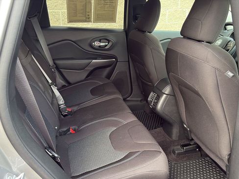 Used 2019 Jeep Cherokee Latitude w/ Cold Weather Group AWD/4WD image 25