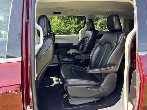 Used 2023 Chrysler Pacifica Touring-L image 21