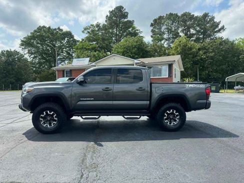 Used 2019 Toyota Tacoma TRD Off-Road AWD/4WD image 2