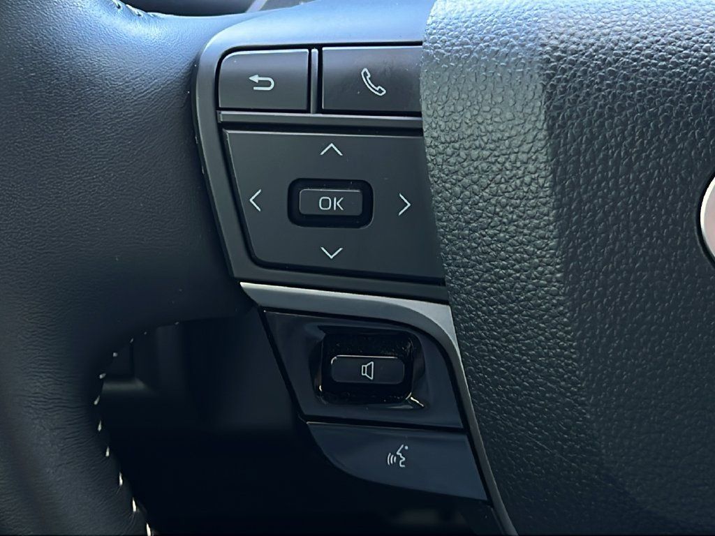 Used 2025 Toyota Camry SE FWD image 18