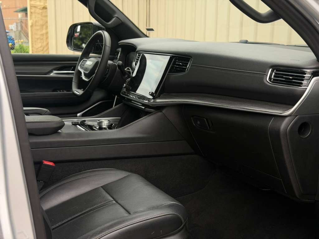 Used 2024 Jeep Wagoneer Series II w/ Flexible Seating Group RWD image 13