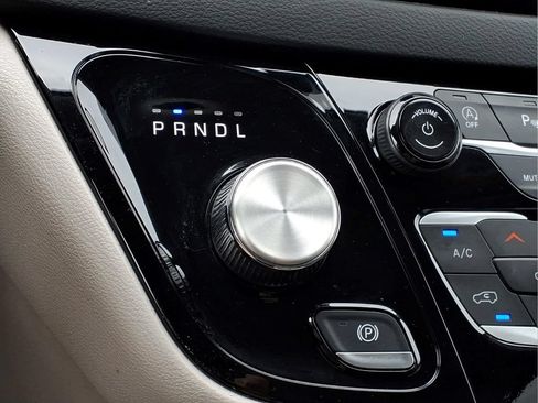 Used 2023 Chrysler Pacifica Touring-L FWD image 17