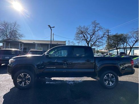 Used 2019 Toyota Tacoma TRD Sport image 4