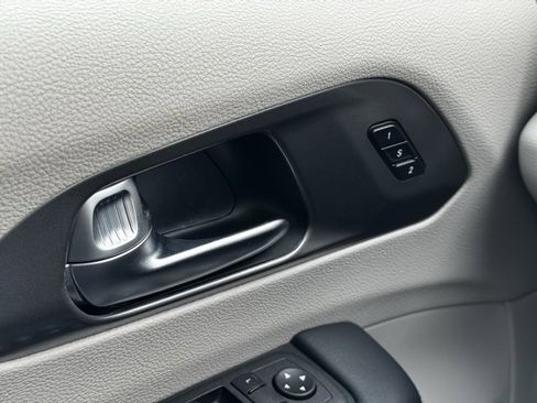 Used 2024 Chrysler Pacifica Touring-L image 33