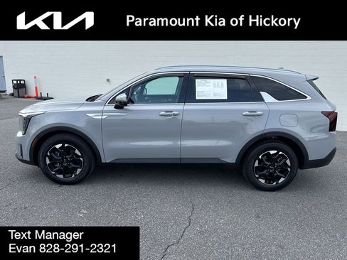 Used 2025 Kia Sorento S w/ Panoramic Sunroof Package image 4