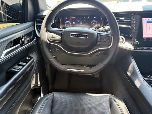 Used 2023 Jeep Wagoneer Series III w/ Convenience Group I AWD/4WD image 8
