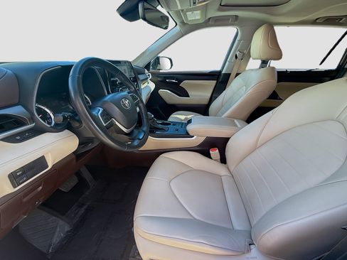 Used 2022 Toyota Highlander XLE image 19