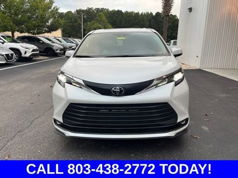 Used 2026 Toyota Sienna XLE FWD image 39