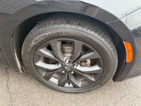 Used 2018 Chrysler Pacifica Touring-L Plus w/ S Appearance Package image 4