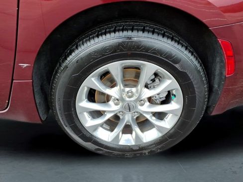 Used 2022 Chrysler Pacifica Touring-L AWD/4WD image 13