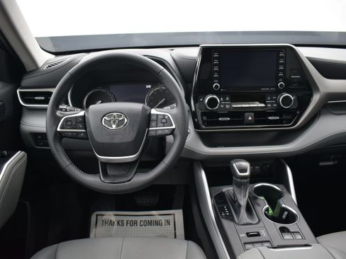 Used 2022 Toyota Highlander XLE AWD/4WD image 17