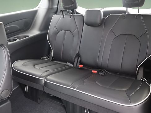 New 2027 Chrysler Pacifica Limited FWD image 25