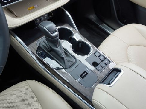 Used 2024 Toyota Highlander Platinum FWD image 19