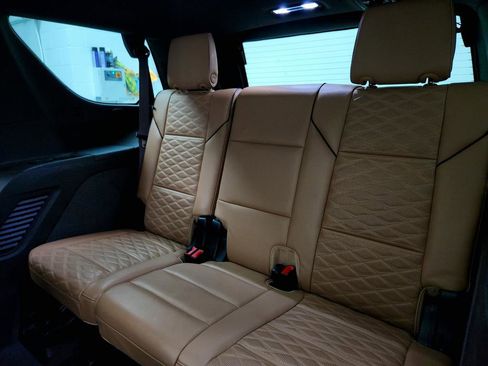 Used 2022 Cadillac Escalade Premium Luxury w/ Performance Package AWD/4WD image 25