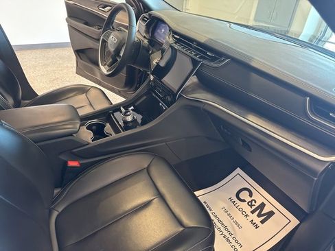 Used 2024 Jeep Grand Cherokee Limited w/ Black Appearance Package image 13