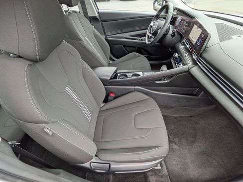 Used 2025 Hyundai Elantra SEL image 24