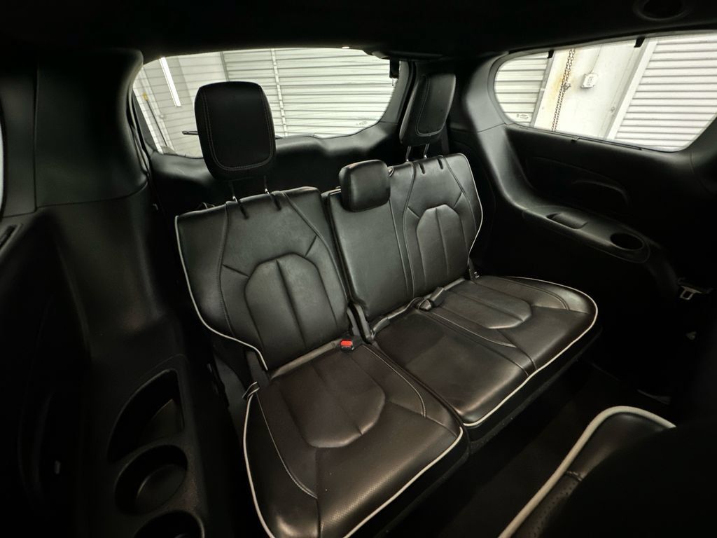 Used 2025 Chrysler Pacifica Limited FWD image 19