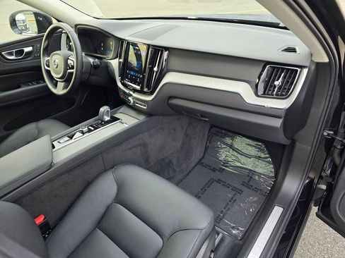 Used 2025 Volvo XC60 B5 Plus image 12