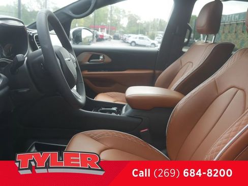 New 2026 Chrysler Pacifica Pinnacle w/ Trailer Tow Group AWD/4WD image 38