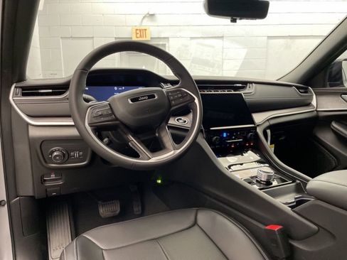 New 2025 Jeep Grand Cherokee Limited w/ Luxury Tech Group II image 9