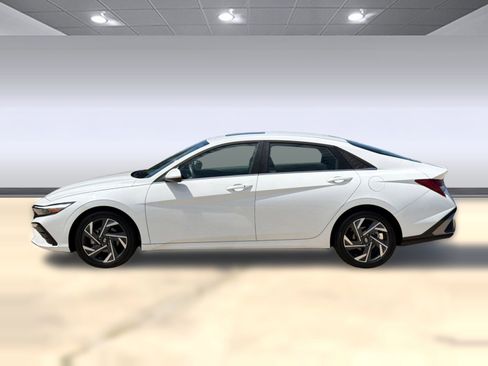 Used 2025 Hyundai Elantra SEL FWD image 2