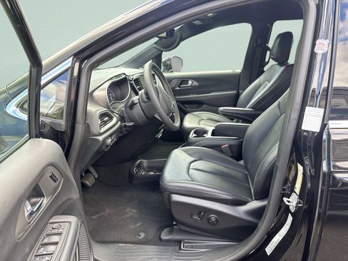 Used 2025 Chrysler Pacifica Select FWD image 13