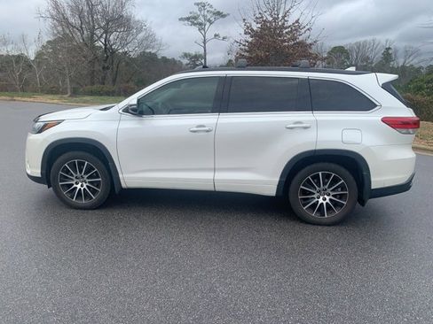 Used 2017 Toyota Highlander SE image 11