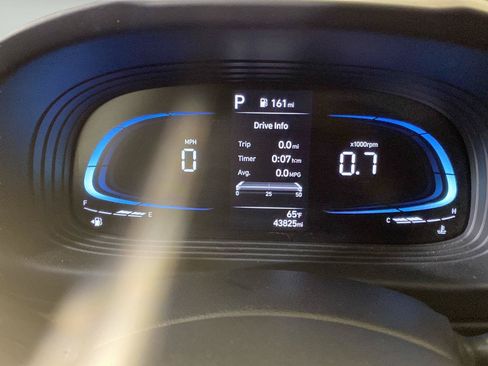 Used 2023 Hyundai Venue SEL w/ Cargo Package FWD image 2
