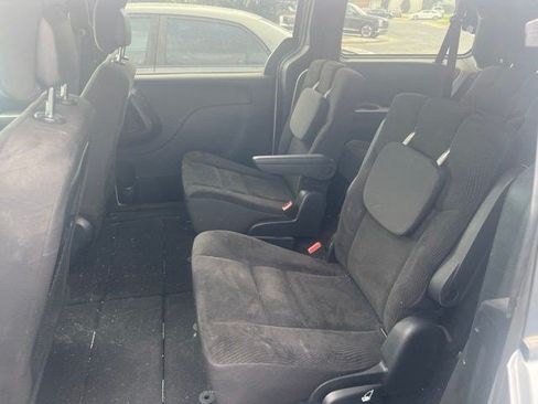 Used 2018 Dodge Grand Caravan SE FWD image 12