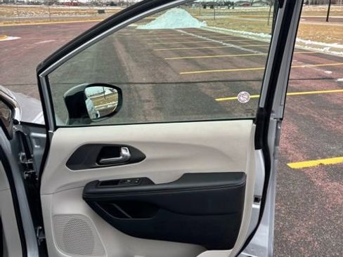 Used 2024 Chrysler Pacifica Touring-L image 14