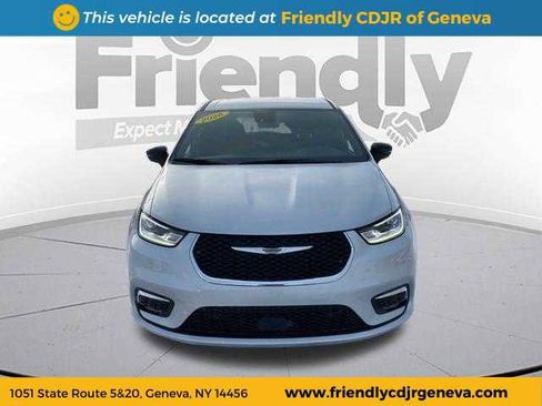 New 2026 Chrysler Pacifica Select image 2