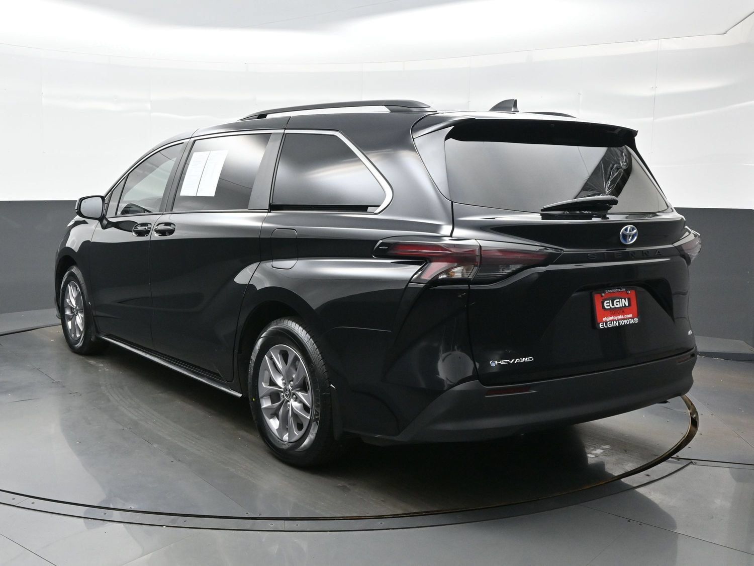 Used 2025 Toyota Sienna LE AWD/4WD image 4
